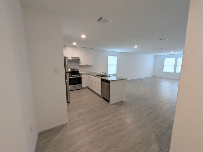 Building Photo - Fresh and Clean in New Braunfels!!