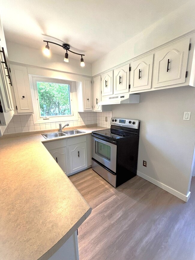 Building Photo - 833 Assiniboine Crescent