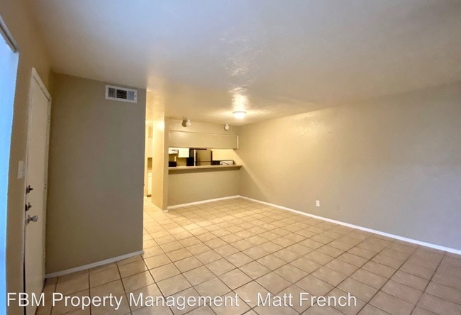 Building Photo - 2401 Yorkstown Dr