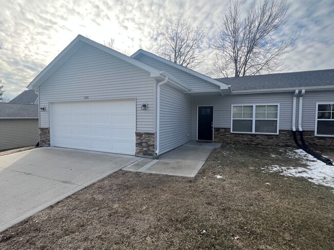 Building Photo - Rent: $1950 - 3 Bed House