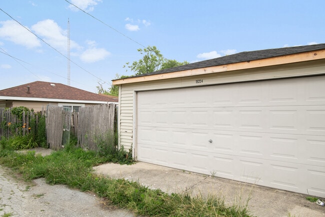 Building Photo - 15224 Oak St