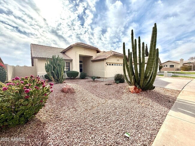 Building Photo - 1515 E Linda Ln