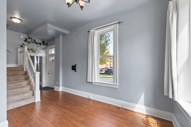 Building Photo - Beautiful 3BR 2.5 BA Townhouse in Downtown...