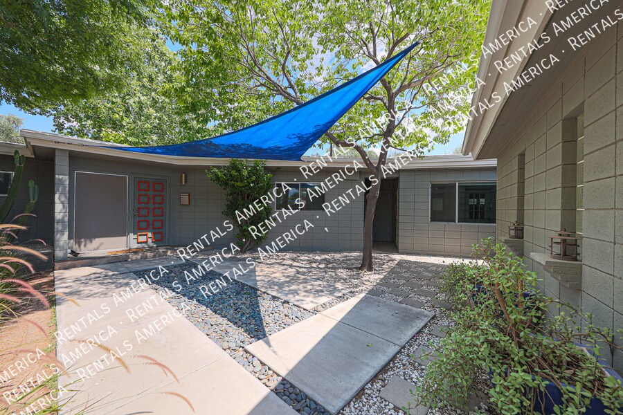 Foto principal - 3237 E Meadowbrook Ave