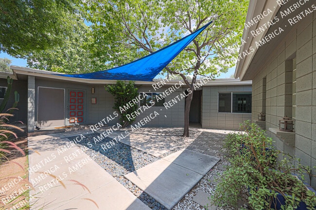 Building Photo - 3237 E Meadowbrook Ave