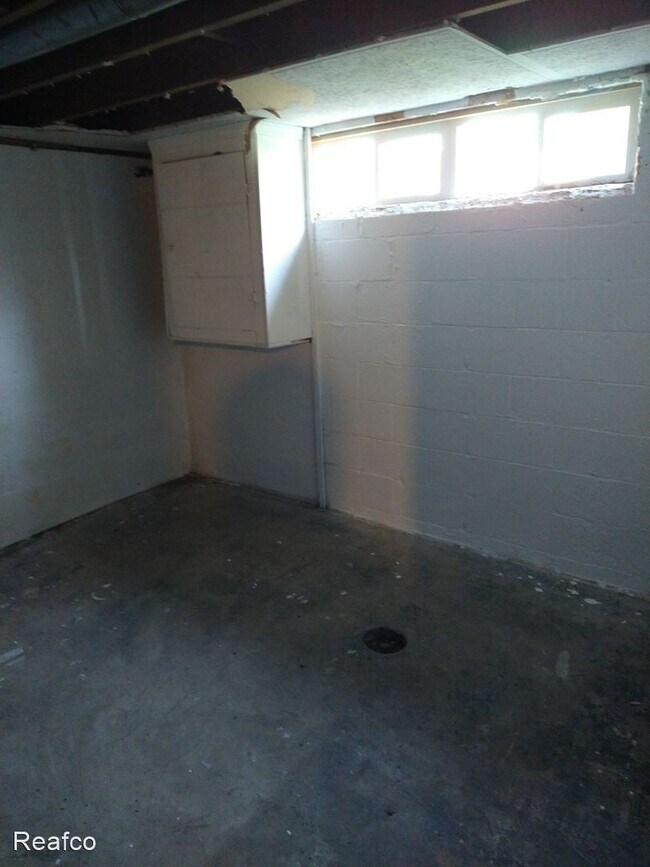 Building Photo - 3 br, 1 bath House - 2288 Hiawatha Park Dr