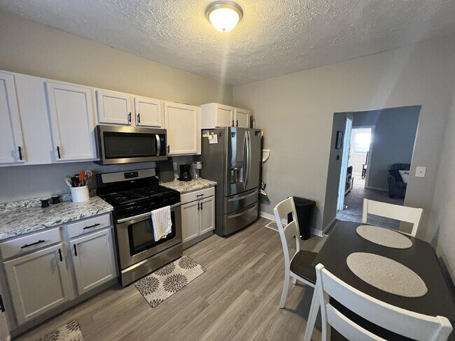 Building Photo - Furnished 3 bedroom/2 Bath - Utilities Inc...