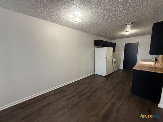 Foto del edificio - 909 Dryden Ave