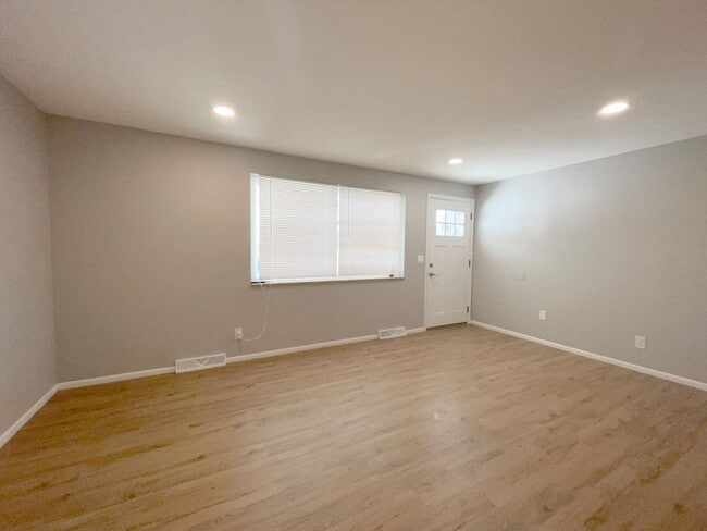 Building Photo - Stunning & Modern 3 bedroom Triplex!