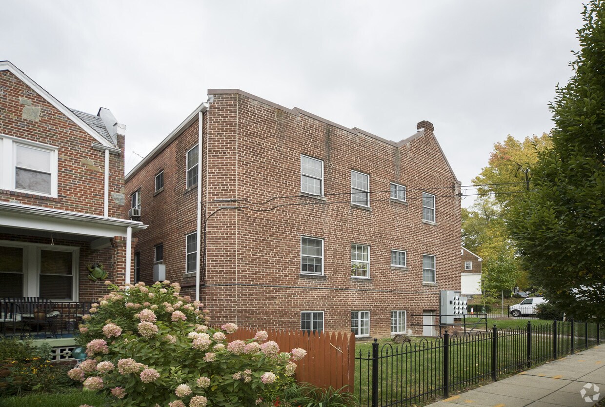 Building Photo - 1800 Shepherd St NE