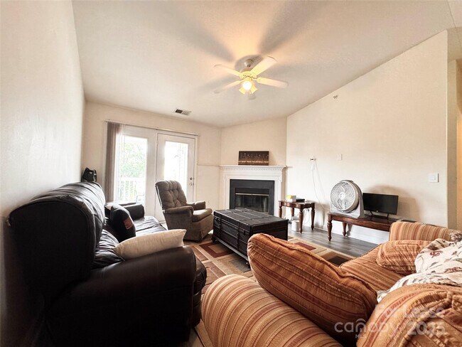 Foto del edificio - 10626 Hill Point Ct