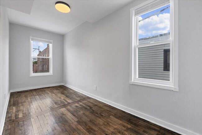 Foto del edificio - 1849 W Augusta Blvd