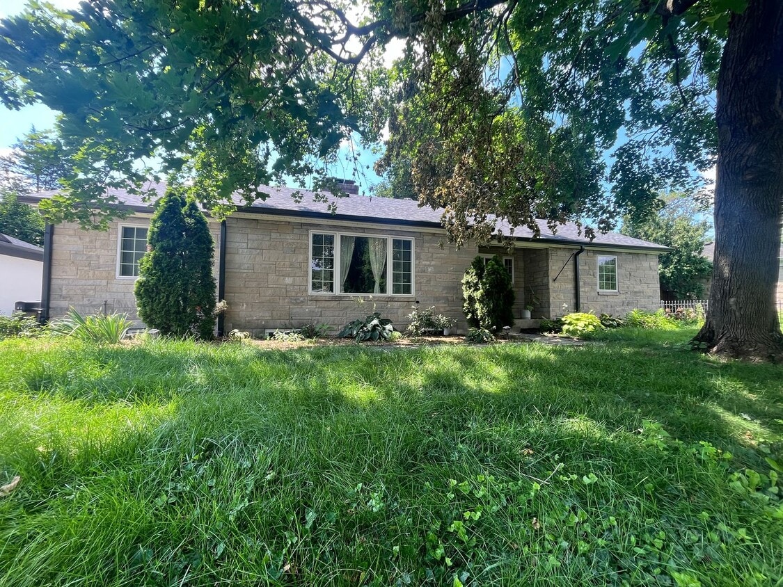 Spacious 3 bedroom 1.5 bathroom House - Spacious 3 bedroom 1.5 bathroom House
