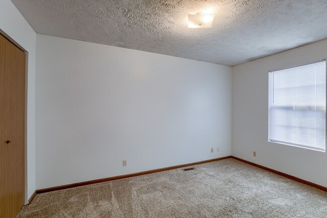 Building Photo - Nice Home Close to Campus