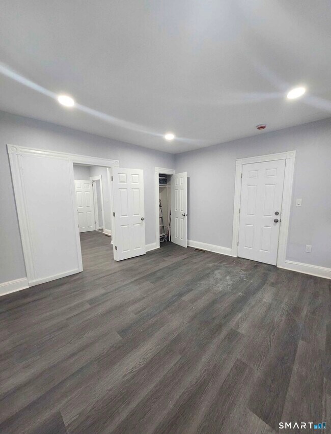 Foto del edificio - 1857 Central Ave