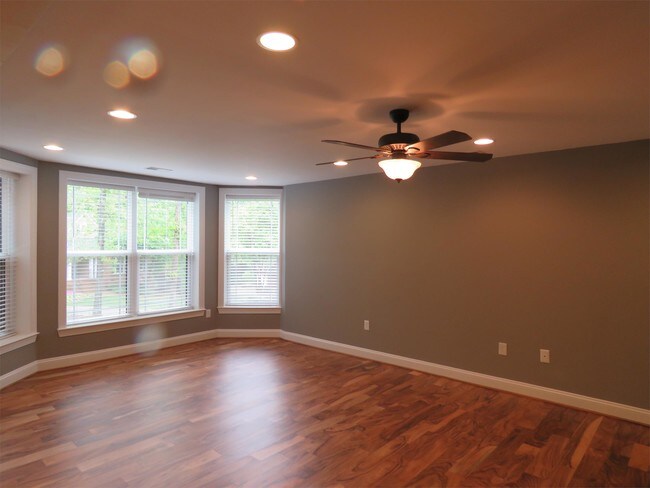 Building Photo - 105 Glen Meadows Dr