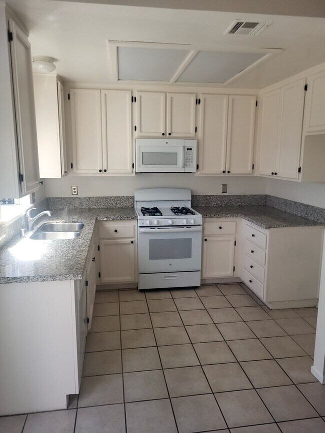 Building Photo - Nice Single Story in Quiet Murrieta Neighb...