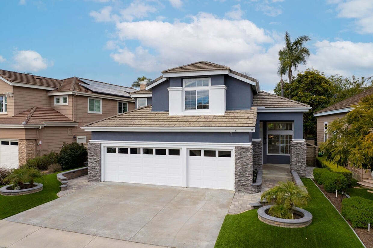 Foto principal - Gorgeously Upgraded 4 Bedroom Pool Home in...