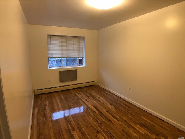 Foto del edificio - 134-24 Maple Ave