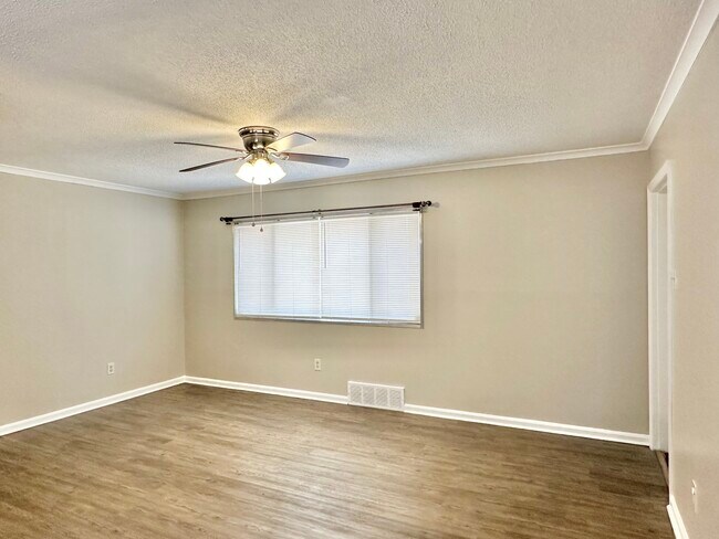 Building Photo - 141 N White Station Rd