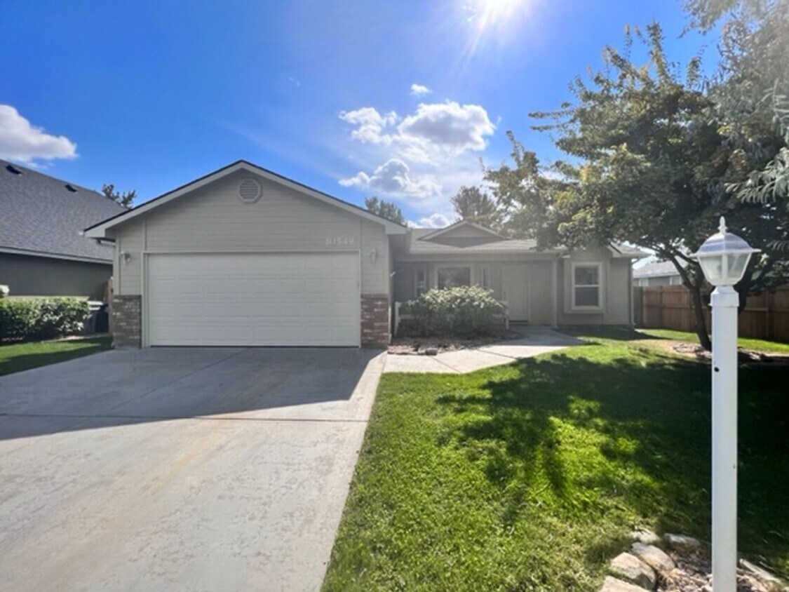 Primary Photo - Gorgeous 4 bedroom 2 bathroom Home in the ...