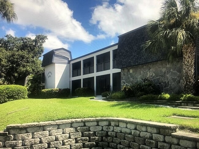 Building Photo - 2124 N Tamiami Trl
