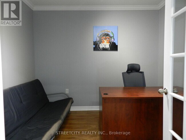 Photo du bâtiment - 353 Commissioners Rd W