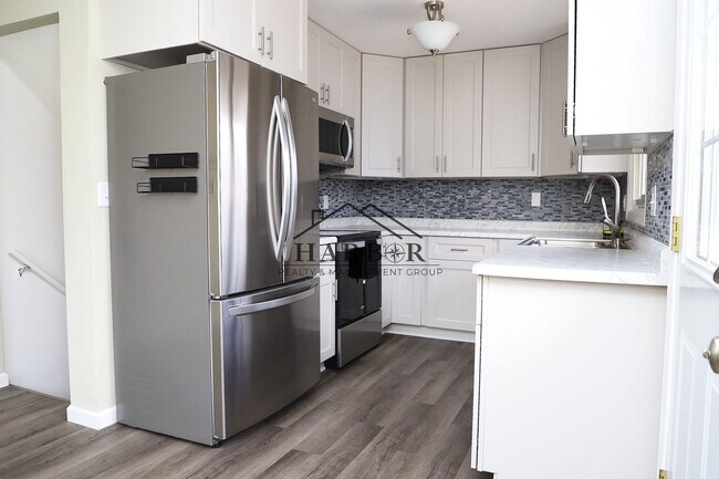 Building Photo - Single Family Home in SE Rochester Availab...
