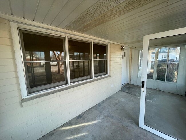 Building Photo - 108 N Saratoga St