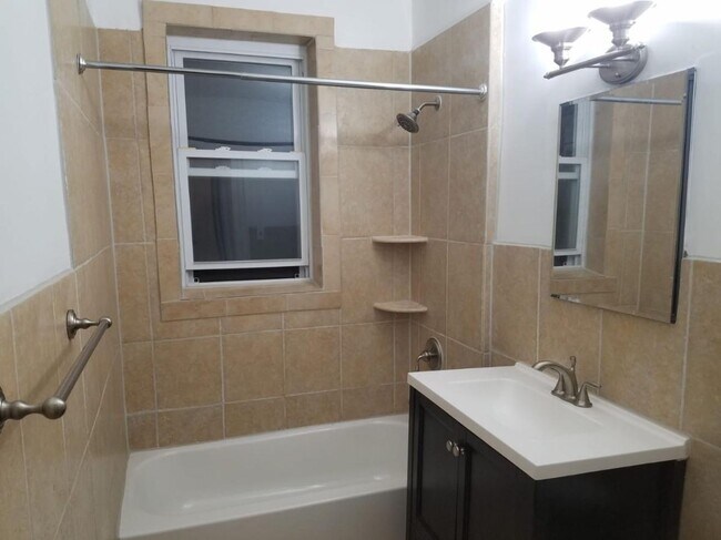 Full bathroom - 301 79th St