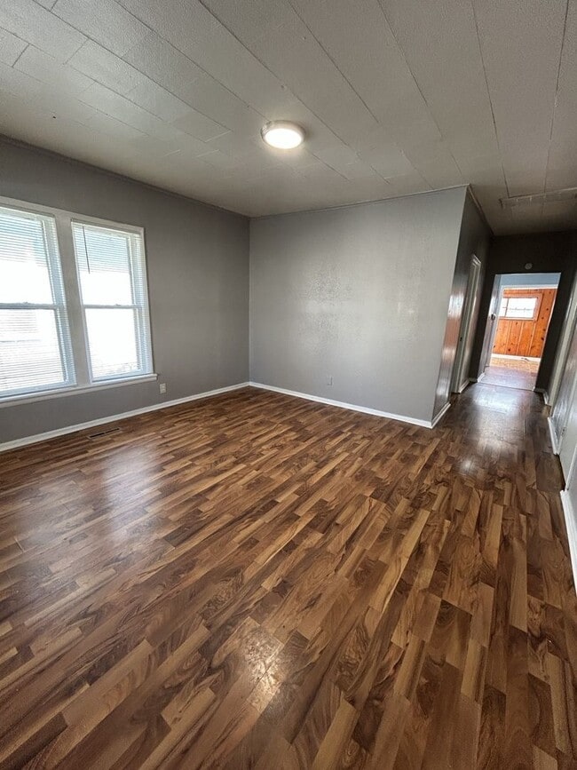 Building Photo - Very Nice 3BR/1BA Single Family Home w/Huge Back Yard!