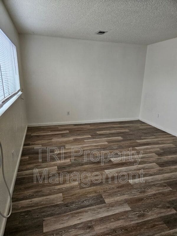 Foto del edificio - 300 W Union Ave