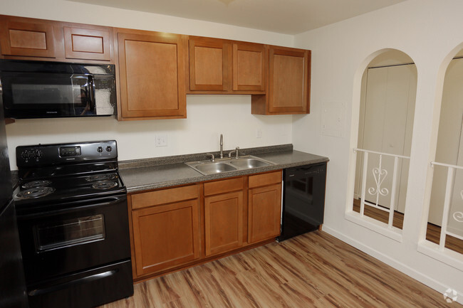 2BR, 2BA - 820 SF - Grand West at Covington