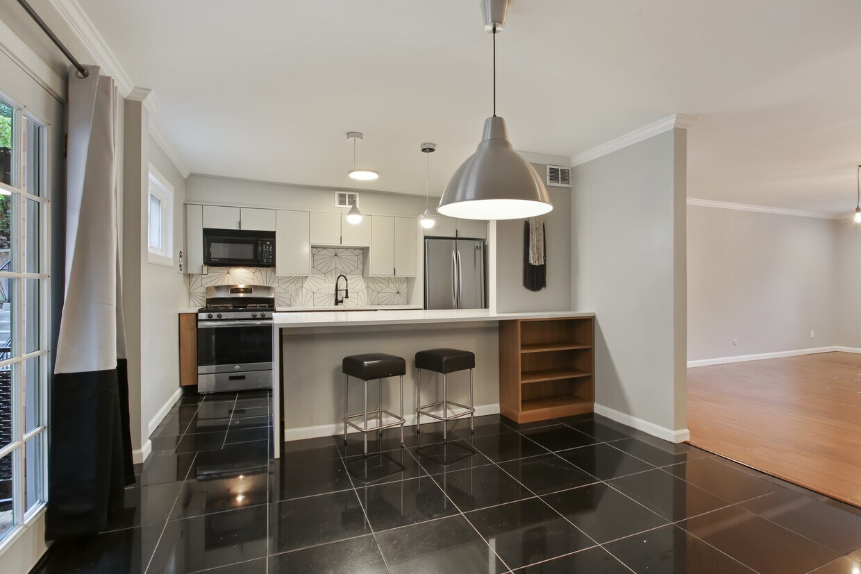 Primary Photo - 115 Biscayne Dr NW