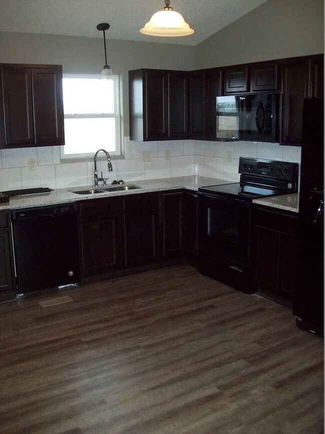 Building Photo - 5350 N Cypress Dr