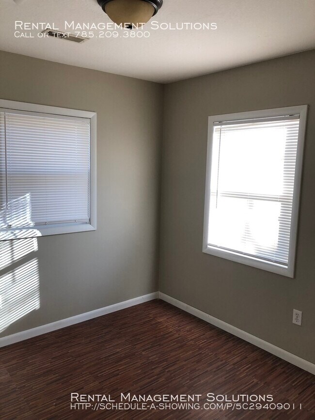 Building Photo - 306 NE Laurent- 2 BED/1 BATH