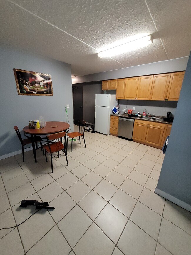 Building Photo - 253 Lester St