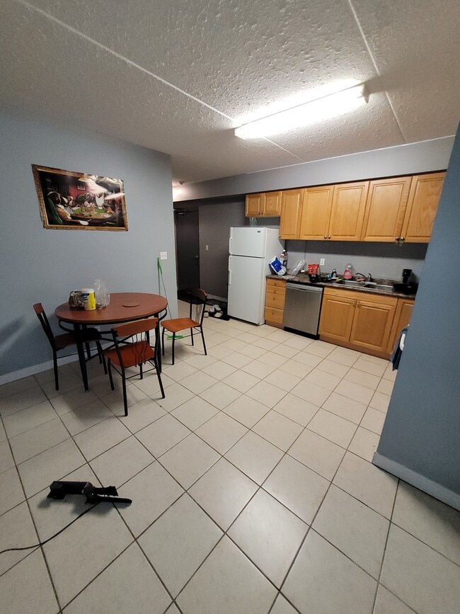 Building Photo - 253 Lester St