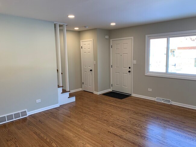 Building Photo - 180 E Northwest Hwy