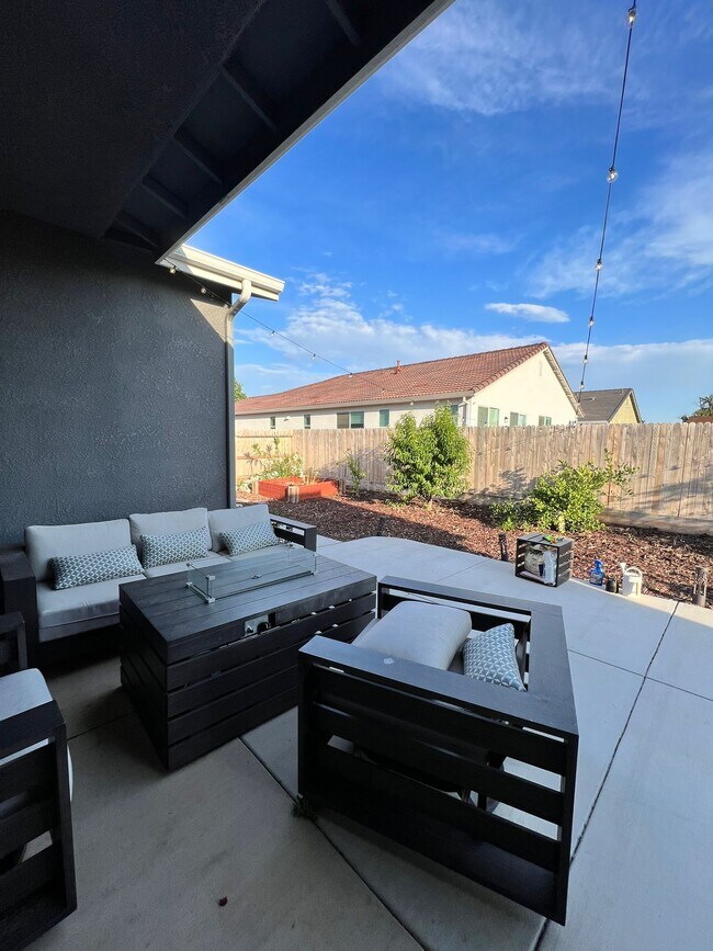 Building Photo - 2474 Bastidas Dr