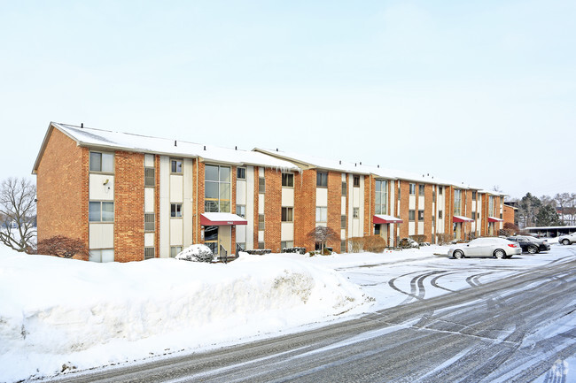 Building Photo - Bloomfield on Square Lake