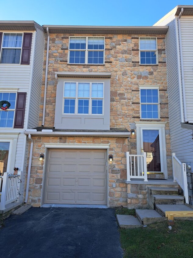 Foto principal - 3 Bed / 1-1/2 Bath Single Family Townhome ...