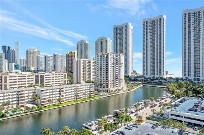 Foto del edificio - 300 Bayview Dr