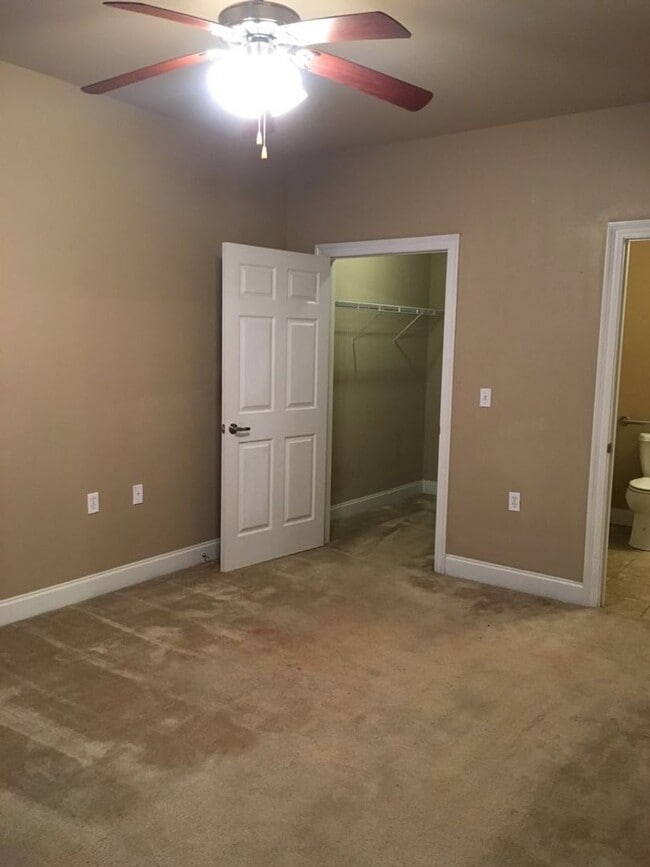 Building Photo - 2 bedroom 2 bath Handicap unit