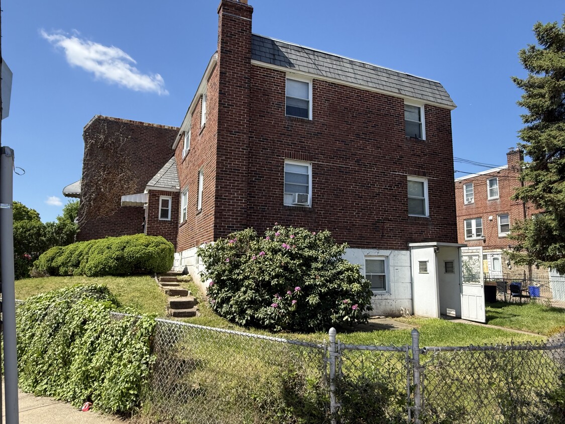 Building Photo - 6254 Everett Ave