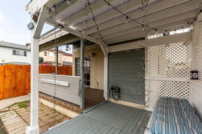 Building Photo - ***LIGHT & BRIGHT 3 BEDROOM WITH ENCLOSED ...