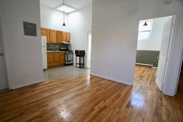 Primary Photo - 402 Grand Street