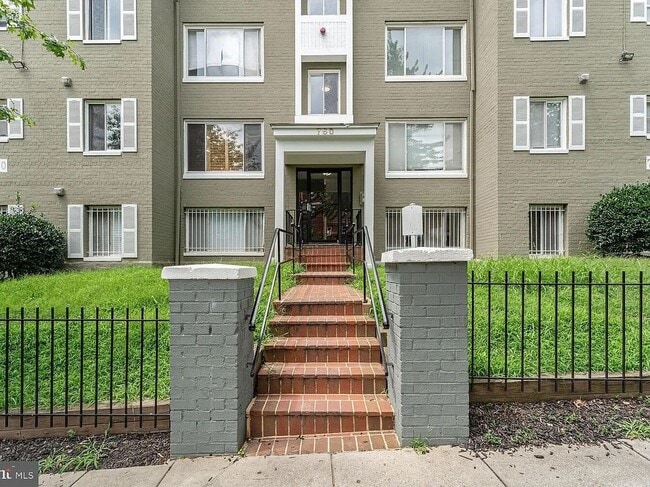Building Photo - 750 Barnaby St SE