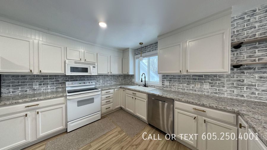 Foto principal - Spacious 4BR, 2BA Gem with Fireplace and O...