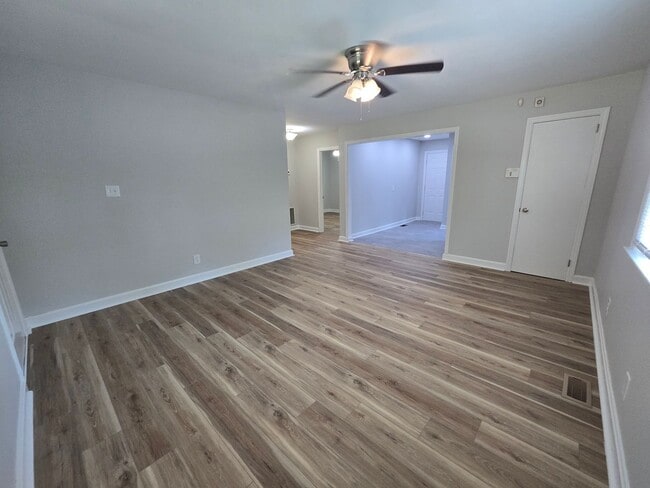 Building Photo - NEW LISTING!!!!!